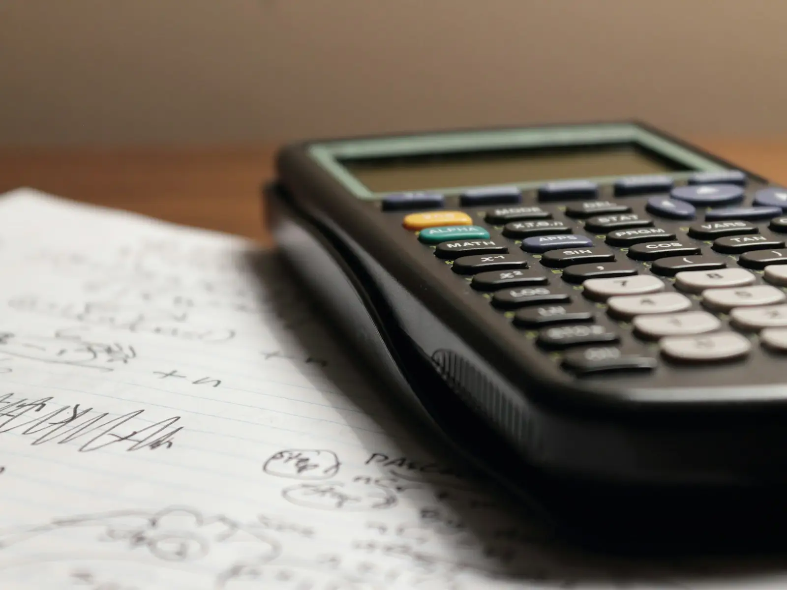 Calculadora sobre documentos financeiros em mesa de trabalho