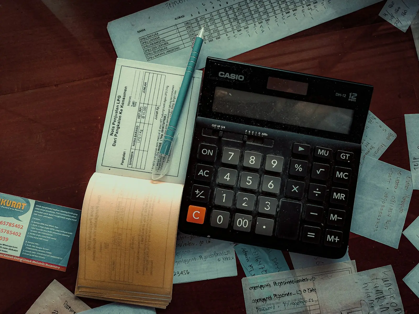 Calculadora e documentos sobre mesa de madeira